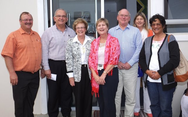 Vlnr is Kat Myburg (Areabestuurder van die Overstrandse Munisipaliteit se Gansbaai Administrasie), Coenie Groenewald (Munisipale Bestuurder), Raadsdame Nicolette Botha-Guthrie, Minister Anroux Marais, Rld Dudley Coetzee, Sharman Geldenhuys (Gansbaai Bibliotekaris) en Rld Moira Opperman.  